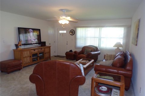 Villa ou maison à louer à Punta Gorda, Floride: 3 chambres, 162.58 m2 № 2431137 - photo 2
