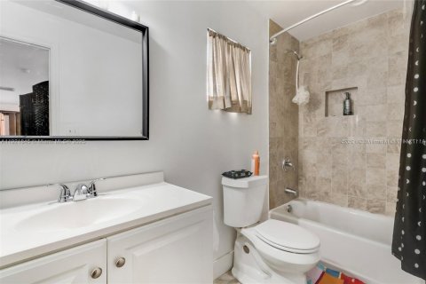 Casa en alquiler en Hallandale Beach, Florida, 3 dormitorios, 192.49 m2 № 1975759 - foto 6