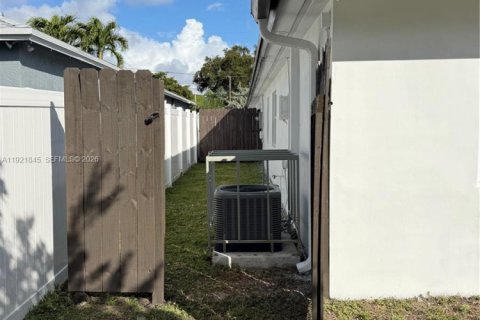 Снять в аренду виллу или дом в Халландейл-Бич, Флорида 3 спальни, 192.49м2, № 1975759 - фото 15
