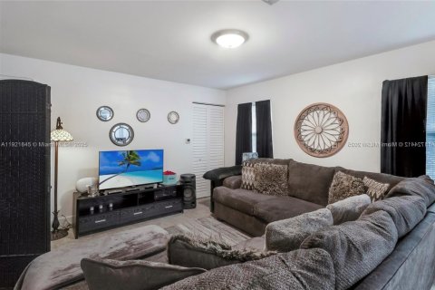 Casa en alquiler en Hallandale Beach, Florida, 3 dormitorios, 192.49 m2 № 1975759 - foto 1