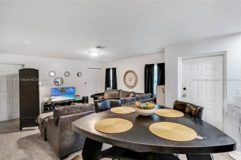 Casa en alquiler en Hallandale Beach, Florida, 3 dormitorios, 192.49 m2 № 1975759 - foto 2