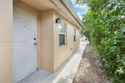 Casa en alquiler en Hallandale Beach, Florida, 3 dormitorios, 192.49 m2 № 1975759 - foto 11