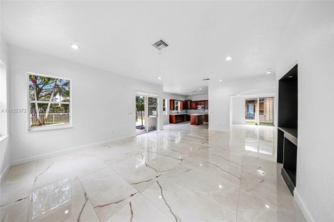 Купить виллу или дом в Мирамар, Флорида 4 спальни, 326.09м2, № 1991837 - фото 12