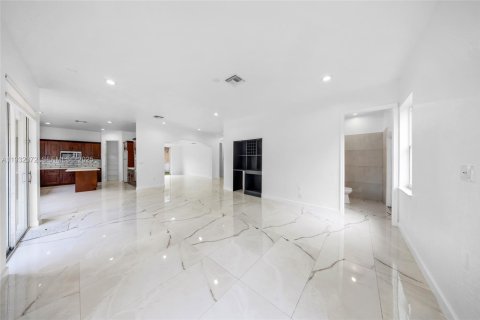 Купить виллу или дом в Мирамар, Флорида 4 спальни, 326.09м2, № 1991837 - фото 11