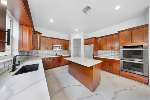 Купить виллу или дом в Мирамар, Флорида 4 спальни, 326.09м2, № 1991837 - фото 16