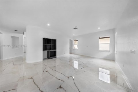 Купить виллу или дом в Мирамар, Флорида 4 спальни, 326.09м2, № 1991837 - фото 13