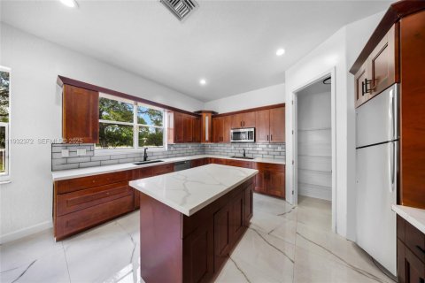 Купить виллу или дом в Мирамар, Флорида 4 спальни, 326.09м2, № 1991837 - фото 17