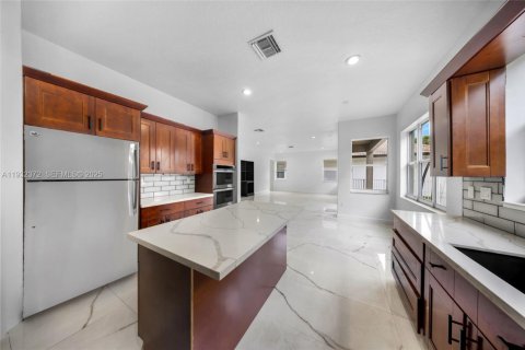 Купить виллу или дом в Мирамар, Флорида 4 спальни, 326.09м2, № 1991837 - фото 19