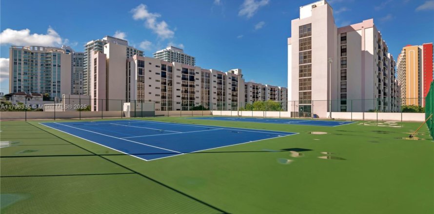 Condo in Sunny Isles Beach, Florida, 2 bedrooms  № 1752625