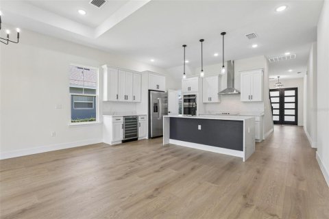House in Auburndale, Florida 4 bedrooms, 261.61 sq.m. № 2205431 - photo 7