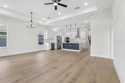 House in Auburndale, Florida 4 bedrooms, 261.61 sq.m. № 2205431 - photo 6