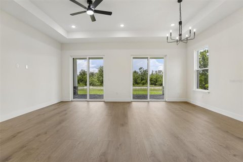 House in Auburndale, Florida 4 bedrooms, 261.61 sq.m. № 2205431 - photo 8