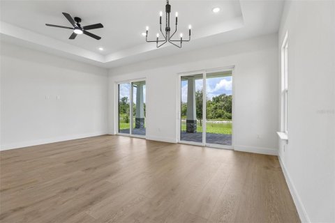 House in Auburndale, Florida 4 bedrooms, 261.61 sq.m. № 2205431 - photo 9