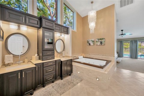 House in Brandon, Florida 5 bedrooms, 344.85 sq.m. № 1659490 - photo 15