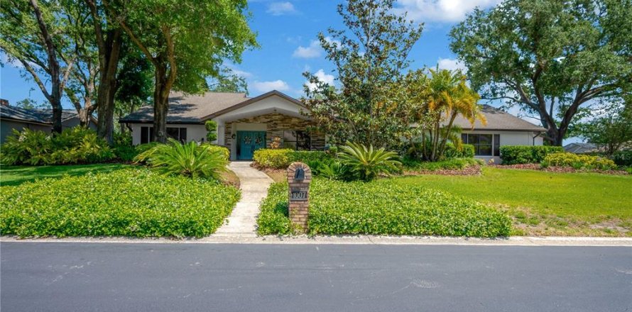 House in Brandon, Florida 5 bedrooms, 344.85 sq.m. № 1659490