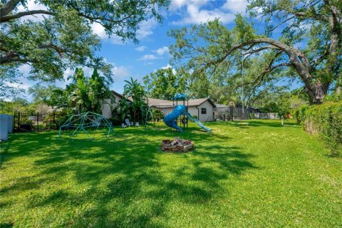 House in Brandon, Florida 5 bedrooms, 344.85 sq.m. № 1659490 - photo 8