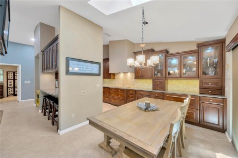 House in Brandon, Florida 5 bedrooms, 344.85 sq.m. № 1659490 - photo 23