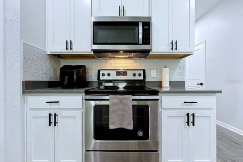 Townhouse in Tampa, Florida 3 bedrooms, 143.07 sq.m. № 2384058 - photo 17