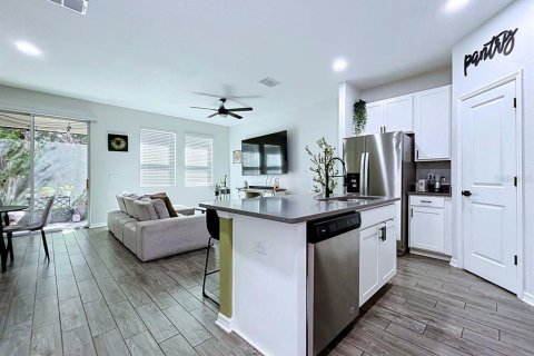 Townhouse in Tampa, Florida 3 bedrooms, 143.07 sq.m. № 2384058 - photo 10