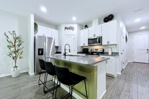 Townhouse in Tampa, Florida 3 bedrooms, 143.07 sq.m. № 2384058 - photo 11