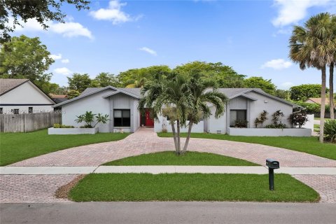 House in Plantation, Florida 4 bedrooms, 218.13 sq.m. № 2246148 - photo 3