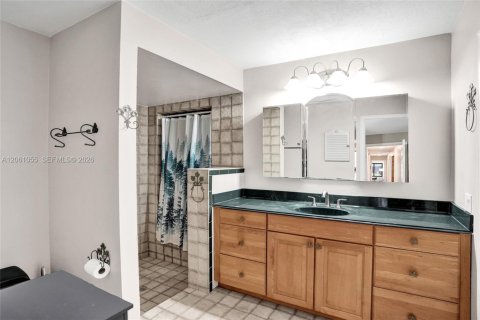 House in Plantation, Florida 4 bedrooms, 218.13 sq.m. № 2246148 - photo 30