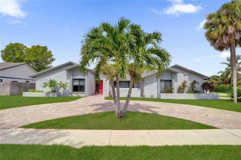 House in Plantation, Florida 4 bedrooms, 218.13 sq.m. № 2246148 - photo 2