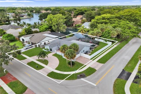 House in Plantation, Florida 4 bedrooms, 218.13 sq.m. № 2246148