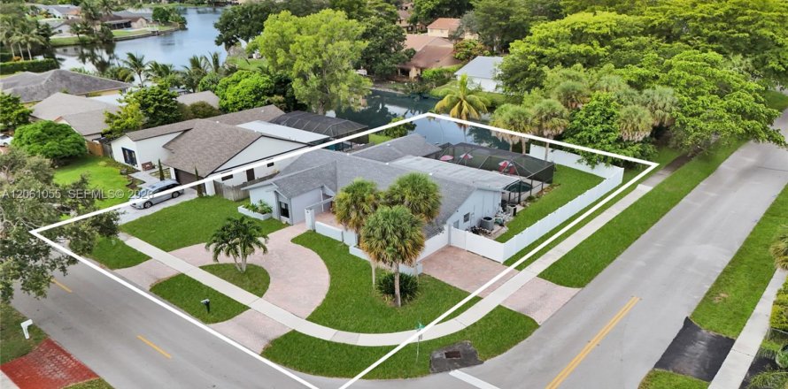 House in Plantation, Florida 4 bedrooms, 218.13 sq.m. № 2246148