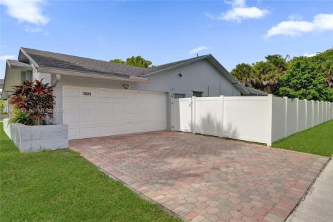 House in Plantation, Florida 4 bedrooms, 218.13 sq.m. № 2246148 - photo 5