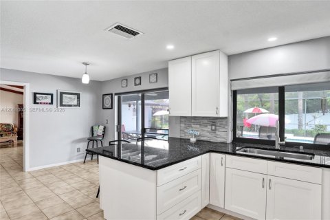 House in Plantation, Florida 4 bedrooms, 218.13 sq.m. № 2246148 - photo 21