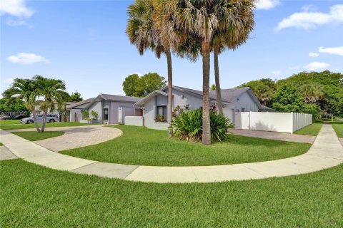 House in Plantation, Florida 4 bedrooms, 218.13 sq.m. № 2246148 - photo 4