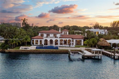 Casa en venta en West Palm Beach, Florida, 7 dormitorios, 890.19 m2 № 1982516 - foto 1