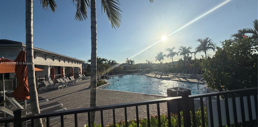 Townhouse in Homestead, Florida 3 bedrooms, 143.53 sq.m. № 2052740