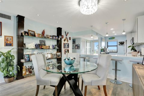 Copropriété à vendre à Pompano Beach, Floride: 2 chambres, 93.09 m2 № 1742296 - photo 12