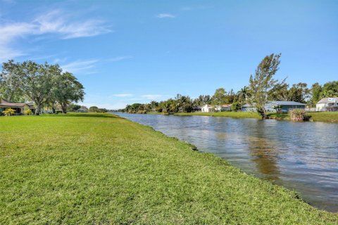 House in Royal Palm Beach, Florida 2 bedrooms, 120.31 sq.m. № 1044178 - photo 1