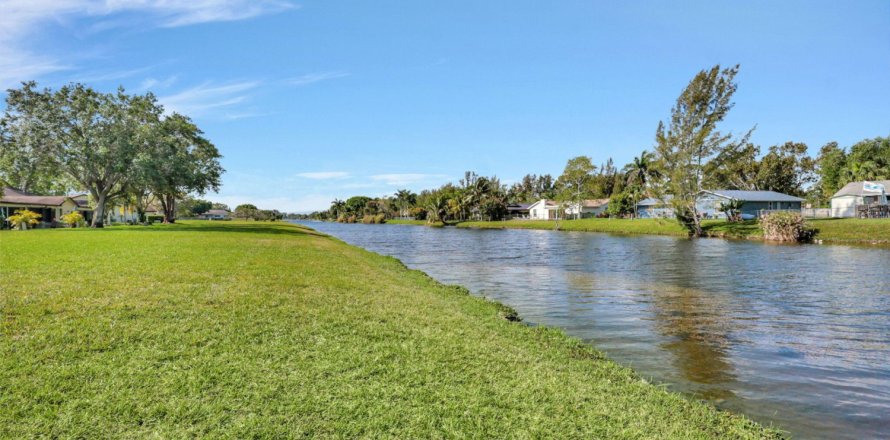 House in Royal Palm Beach, Florida 2 bedrooms, 120.31 sq.m. № 1044178