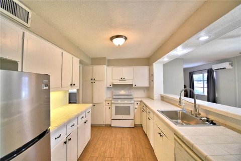 House in Winter Haven, Florida 3 bedrooms, 148.36 sq.m. № 1602640 - photo 2