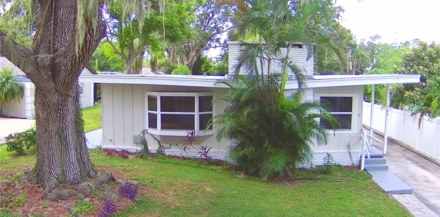 House in Winter Haven, Florida 3 bedrooms, 148.36 sq.m. № 1602640