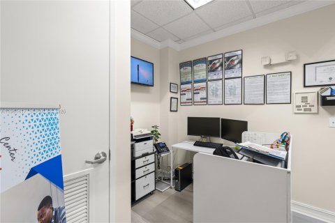 Commercial property in Miami Lakes, Florida № 1998861 - photo 6