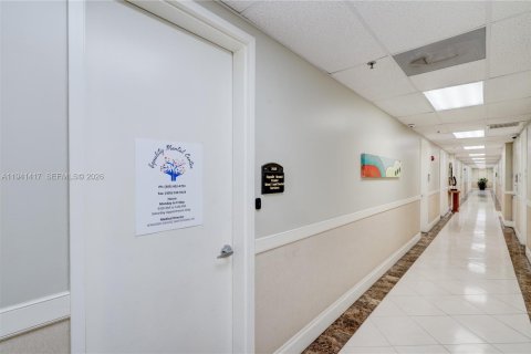 Commercial property in Miami Lakes, Florida № 1998861 - photo 2