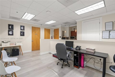 Commercial property in Miami Lakes, Florida № 1998861 - photo 11