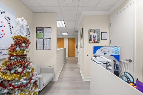 Commercial property in Miami Lakes, Florida № 1998861 - photo 3