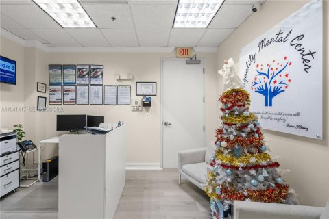 Commercial property in Miami Lakes, Florida № 1998861 - photo 4