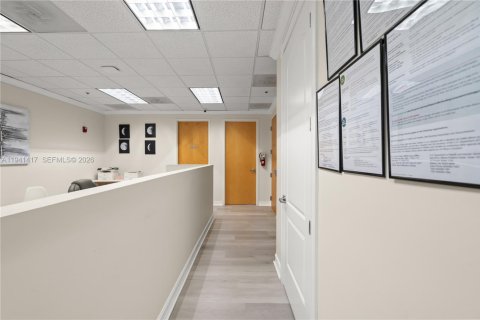 Commercial property in Miami Lakes, Florida № 1998861 - photo 7