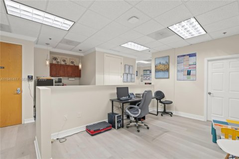 Commercial property in Miami Lakes, Florida № 1998861 - photo 9