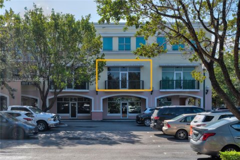 Commercial property in Miami Lakes, Florida № 1998861
