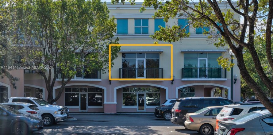 Commercial property in Miami Lakes, Florida № 1998861