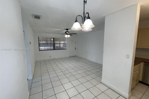 Condominio en alquiler en Coral Springs, Florida, 2 dormitorios, 76.18 m2 № 2041276 - foto 8