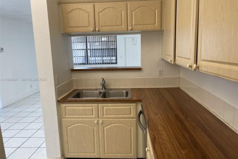 Condominio en alquiler en Coral Springs, Florida, 2 dormitorios, 76.18 m2 № 2041276 - foto 13